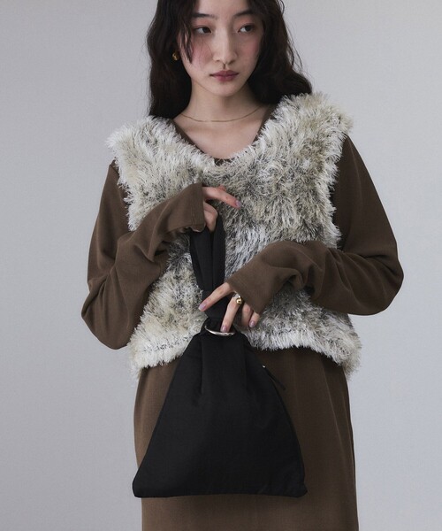 ADAM ET ROPE'(アダムエロペ)の「トライアングルムスビミニバッグ(ハンドバッグ・レディース・ブラック/ベージュ/ライトグリーン・FREE)」の2枚目の写真