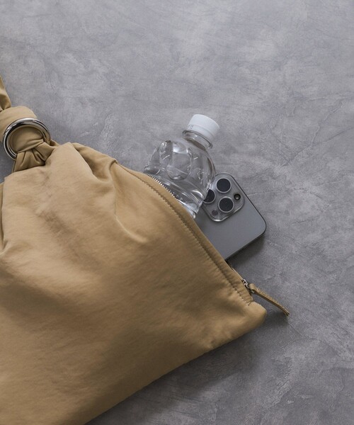 ADAM ET ROPE'(アダムエロペ)の「トライアングルムスビミニバッグ(ハンドバッグ・レディース・ブラック/ベージュ/ライトグリーン・FREE)」の4枚目の写真