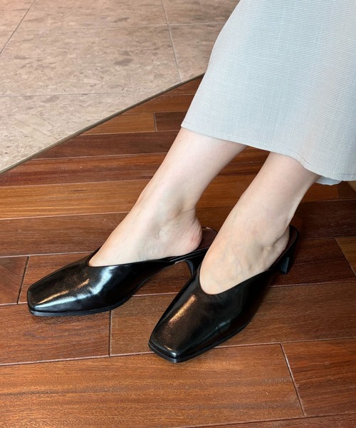 mysty woman（ミスティウーマン）の「グレースカットミュール 592369（スリッポン・レディース・オフホワイト/ブラック・MEDIUM/LARGE）」の2枚目の写真