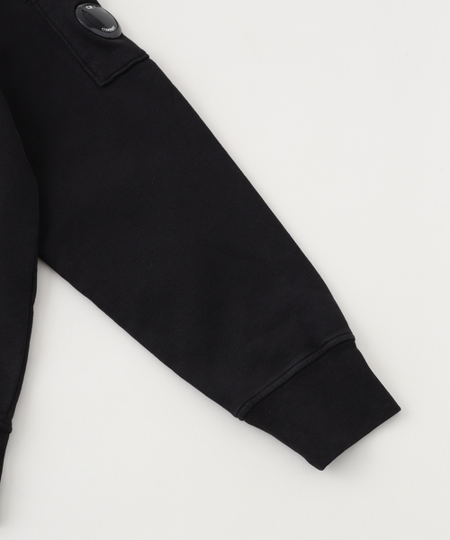 C.P. COMPANY(シーピーカンパニー)の「C.P. Company / シーピーカンパニー SWSHRT C NECK BRS EMZ DIAG FLC(スウェット・メンズ・ブラック・MEDIUM/SMALL/X-SMALL)」の4枚目の写真