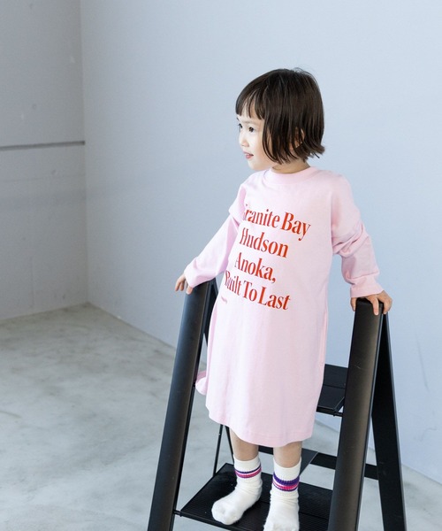 LOWRYS FARM(ローリーズファーム)の「アソートロゴプリントワンピース 581823(ワンピース・キッズ・ブラック/オフホワイト/ブルー/ピンク・110cm/120cm/130cm/140cm/150cm)」の4枚目の写真