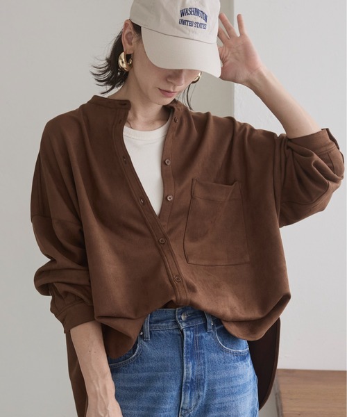 ANGIE(アンジー)の「フェイクスエード オーバーサイズ バンドカラーシャツ(シャツ/ブラウス・レディース・ブラウン/ダークブラウン・FREE)」の1枚目の写真
