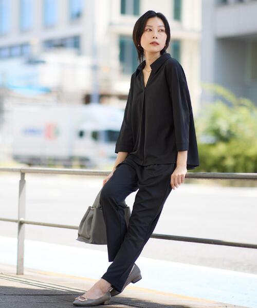 THE SHOP TK (ザ ショップ ティーケー )の「【着るだけでコーディネートが決まる】スキッパーブラウス&パンツセット(セットアップ・レディース・ブラウン系その他/ブラック/ネイビー系5・14/13/12)」の2枚目の写真