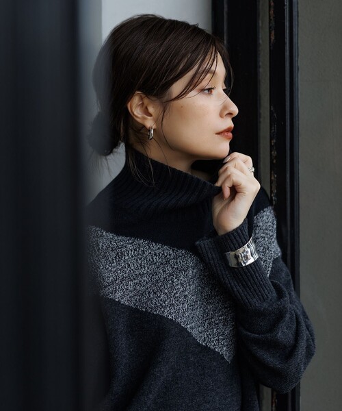 ICB(アイシービー)の「ソフトカシミヤミックス インターシャ ハイネックニット(ニット/セーター・レディース・ブルー系3/ブラック系3・LARGE)」の3枚目の写真