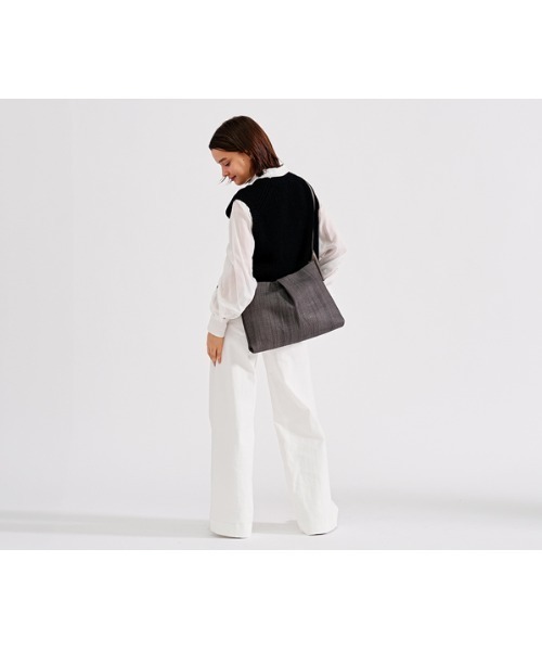 genten(ゲンテン)の「ペッレテッシル ショルダーバッグ(ショルダーバッグ・レディース・ダークブラウン/ダークネイビー/グレー・FREE)」の9枚目の写真