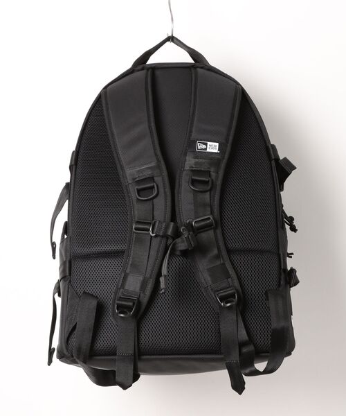 NEW ERA(ニューエラ)の「NEWERA キャリアパック 35L(バックパック/リュック・メンズ・ブラック・FREE)」の2枚目の写真