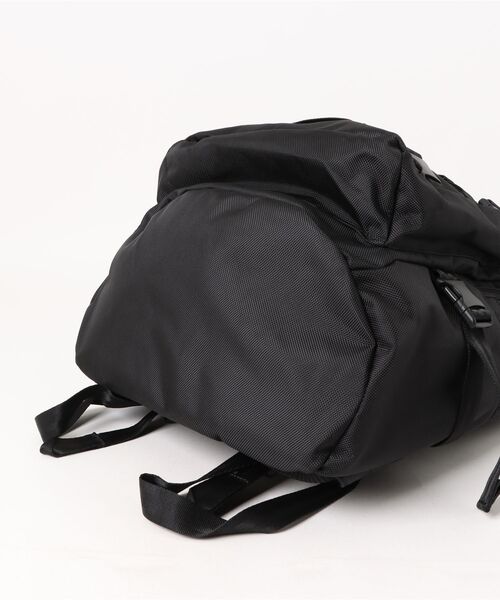 NEW ERA(ニューエラ)の「NEWERA キャリアパック 35L(バックパック/リュック・メンズ・ブラック・FREE)」の3枚目の写真