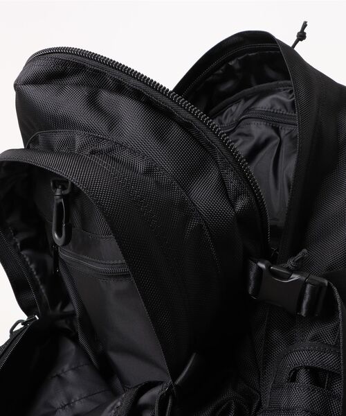 NEW ERA(ニューエラ)の「NEWERA キャリアパック 35L(バックパック/リュック・メンズ・ブラック・FREE)」の4枚目の写真