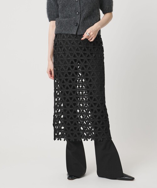 UNITED ARROWS（ユナイテッドアローズ）の「コード  エンブロイダリー タイトスカート（スカート・レディース・オフホワイト/ブラック・38/36）」の2枚目の写真