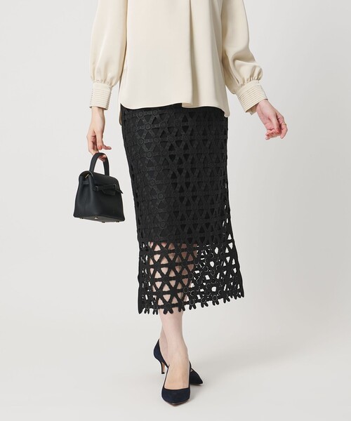 UNITED ARROWS（ユナイテッドアローズ）の「コード  エンブロイダリー タイトスカート（スカート・レディース・オフホワイト/ブラック・38/36）」の3枚目の写真