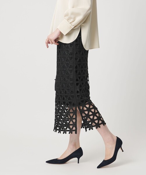 UNITED ARROWS（ユナイテッドアローズ）の「コード  エンブロイダリー タイトスカート（スカート・レディース・オフホワイト/ブラック・38/36）」の4枚目の写真