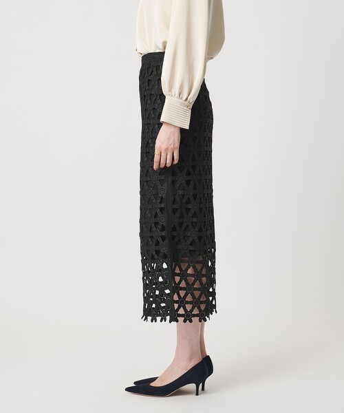 UNITED ARROWS（ユナイテッドアローズ）の「コード  エンブロイダリー タイトスカート（スカート・レディース・オフホワイト/ブラック・38/36）」の12枚目の写真