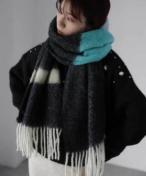 Riberry(リベリー)の「ブークレマルチカラーマフラー(マフラー・レディース・ブラック/ライトブルー/グリーン・FREE)」の2枚目の写真