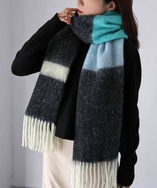 Riberry(リベリー)の「ブークレマルチカラーマフラー(マフラー・レディース・ブラック/ライトブルー/グリーン・FREE)」の5枚目の写真