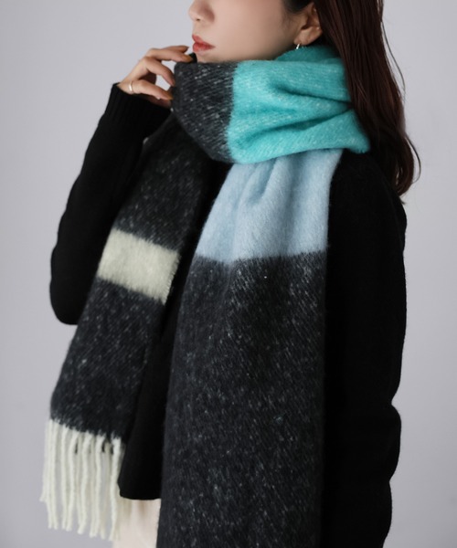 Riberry(リベリー)の「ブークレマルチカラーマフラー(マフラー・レディース・ブラック/ライトブルー/グリーン・FREE)」の15枚目の写真