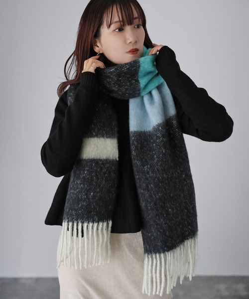 Riberry(リベリー)の「ブークレマルチカラーマフラー(マフラー・レディース・ブラック/ライトブルー/グリーン・FREE)」の6枚目の写真