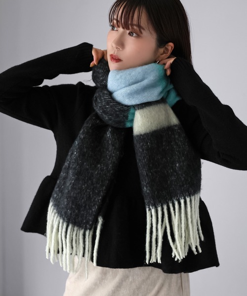 Riberry(リベリー)の「ブークレマルチカラーマフラー(マフラー・レディース・ブラック/ライトブルー/グリーン・FREE)」の4枚目の写真