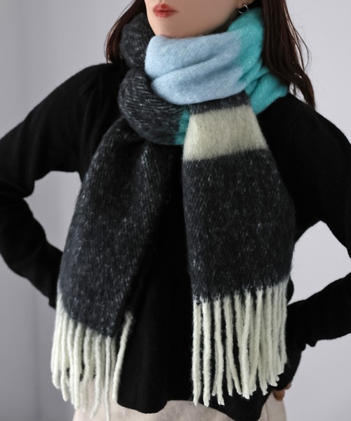 Riberry(リベリー)の「ブークレマルチカラーマフラー(マフラー・レディース・ブラック/ライトブルー/グリーン・FREE)」の14枚目の写真