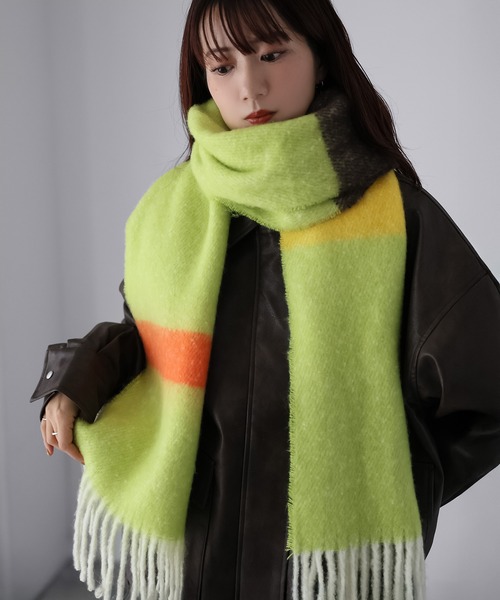 Riberry(リベリー)の「ブークレマルチカラーマフラー(マフラー・レディース・ブラック/ライトブルー/グリーン・FREE)」の7枚目の写真