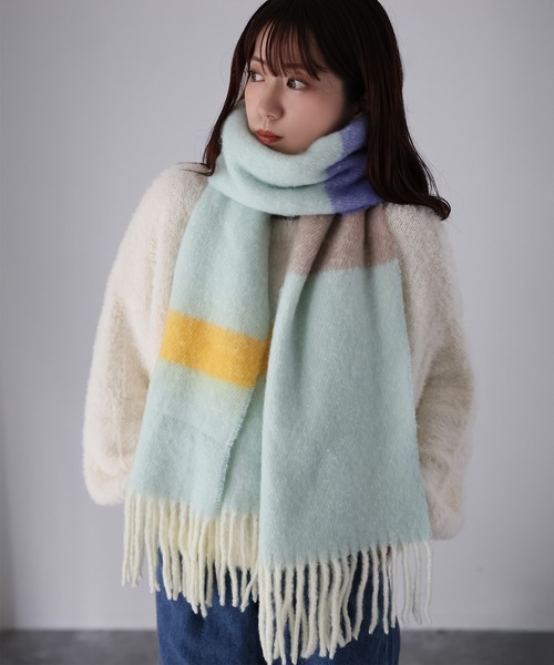 Riberry(リベリー)の「ブークレマルチカラーマフラー(マフラー・レディース・ブラック/ライトブルー/グリーン・FREE)」の11枚目の写真