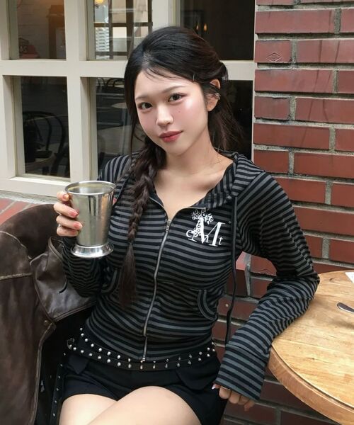 MUCENT(ムセント)の「サハラホピ十字ストライプナグランフードジップアップ(2カラー)(パーカー・レディース・ホワイト/チャコールグレー・FREE)」の6枚目の写真