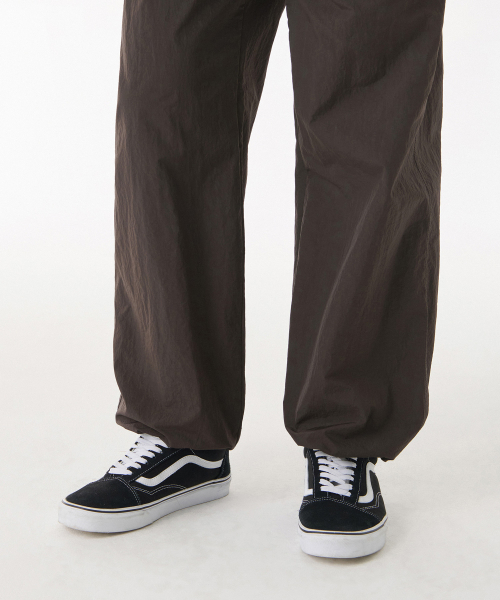 MUSINSA STANDARD（ムシンサスタンダード）の「ナイロンワイドストリングパンツ[ブラウン]（スウェットパンツ・メンズ・その他・40/38/42/36/34/32/30/26/28）」の8枚目の写真