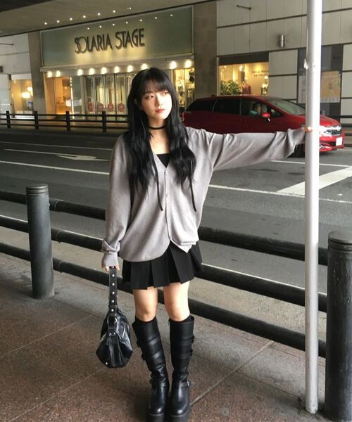 MUCENT(ムセント)の「アレグ Vネックニットカーディガン 男女共用 (2カラー)(カーディガン/ボレロ・レディース・グレー/ブラック・FREE)」の20枚目の写真