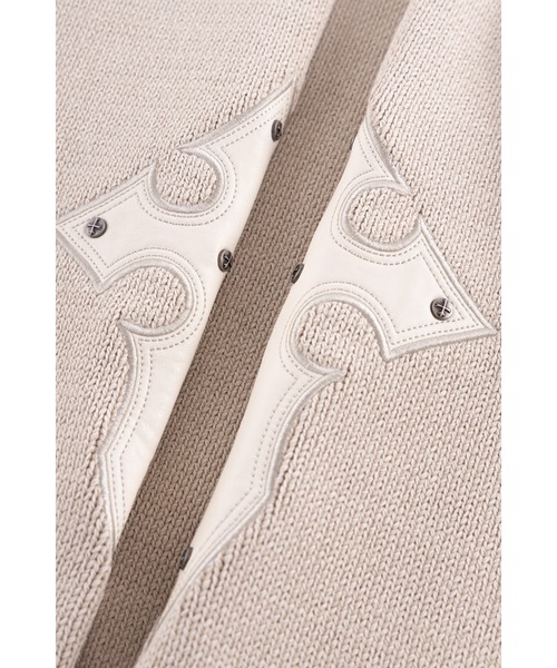 SUPPLIER(サプライヤー)の「ニット|Distressed Cross Leather Patch Crew Knit V2|SUPPLIER(ニット/セーター・メンズ・ベージュ/ブラック・SMALL/MEDIUM/LARGE/X-LARGE)」の10枚目の写真