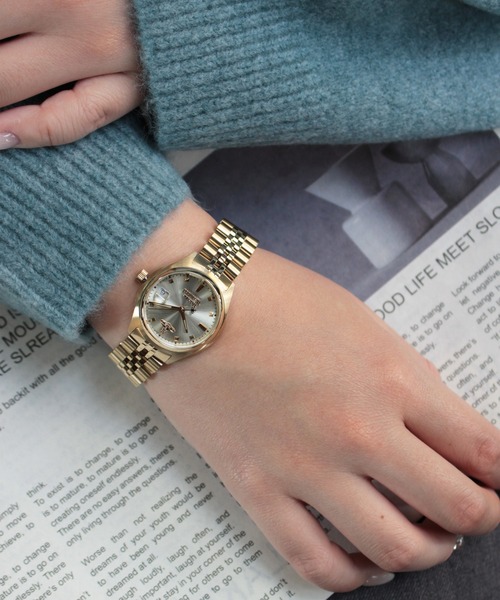 Vivienne Westwood（ヴィヴィアンウエストウッド）の「「Vivienne Westwood/ヴィヴィアン・ウエストウッド」リトル キャンバーウェル - レディース シャンパン サンレイ ダイヤル & ゴールド ブレスレット（アナログ腕時計・レディース・ゴールド・29mm）」の2枚目の写真