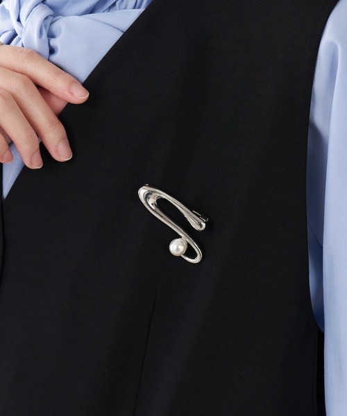 COLLAGE GALLARDAGALANTE(コラージュガリャルダガランテ)の「PAPILLONNER/パールニュアンスブローチ/セレモニー(ブローチ/コサージュ・レディース・シルバー/ゴールド・FREE)」の2枚目の写真