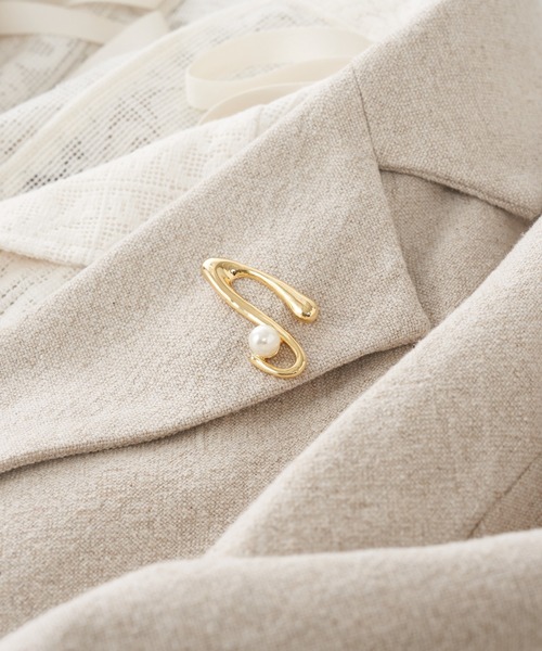 COLLAGE GALLARDAGALANTE(コラージュガリャルダガランテ)の「PAPILLONNER/パールニュアンスブローチ/セレモニー(ブローチ/コサージュ・レディース・シルバー/ゴールド・FREE)」の1枚目の写真