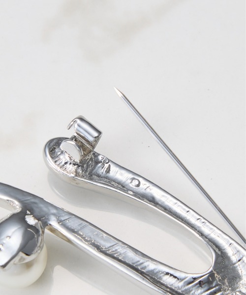 COLLAGE GALLARDAGALANTE(コラージュガリャルダガランテ)の「PAPILLONNER/パールニュアンスブローチ/セレモニー(ブローチ/コサージュ・レディース・シルバー/ゴールド・FREE)」の4枚目の写真