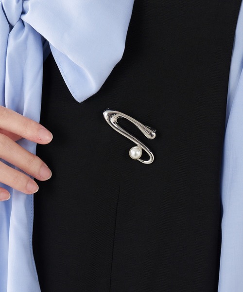 COLLAGE GALLARDAGALANTE(コラージュガリャルダガランテ)の「PAPILLONNER/パールニュアンスブローチ/セレモニー(ブローチ/コサージュ・レディース・シルバー/ゴールド・FREE)」の5枚目の写真