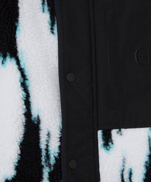 Calvin Klein(カルバン・クライン)の「Calvin Klein/カルバンクライン LS JACQUARD 3 SHERPA JACKET ブランドロゴ ジャガード シェルパジャケット(ブルゾン・メンズ・ブラック・M/L/XL)」の16枚目の写真
