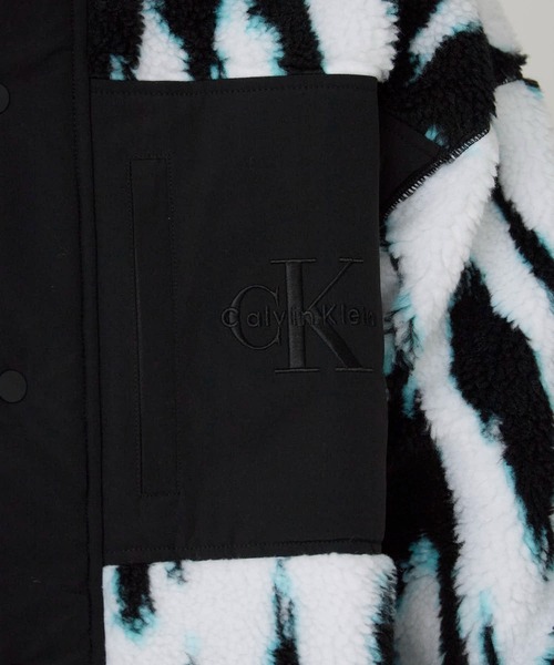Calvin Klein(カルバン・クライン)の「Calvin Klein/カルバンクライン LS JACQUARD 3 SHERPA JACKET ブランドロゴ ジャガード シェルパジャケット(ブルゾン・メンズ・ブラック・M/L/XL)」の17枚目の写真