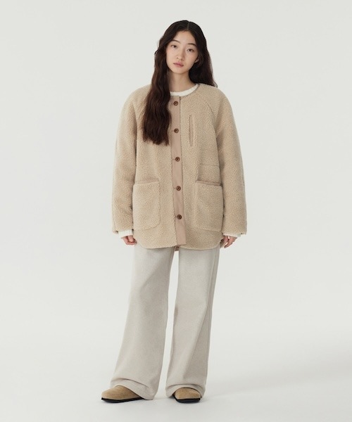 COVERNAT(カバーナット)の「WOMAN SHERPA MID JACKET(ノーカラージャケット・レディース・オートミール/ベージュ・MEDIUM/SMALL)」の2枚目の写真