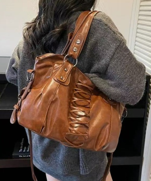 Sibra（シブラ）の「レースアップ風デザイン 2WAYショルダーバッグ（ショルダーバッグ・レディース・ブラウン/キャメル/レッド/ブラック・F）」の3枚目の写真