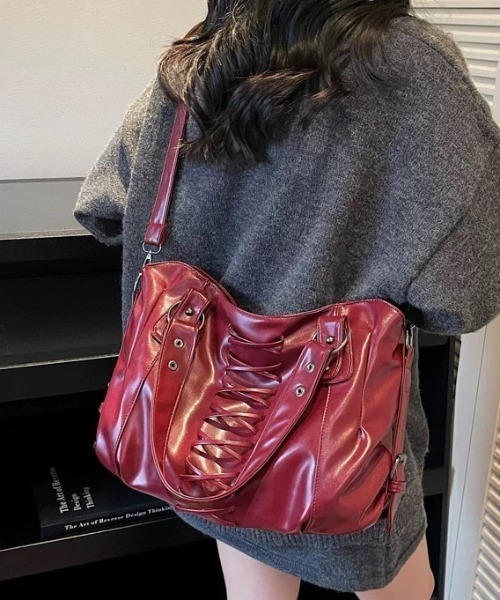 Sibra（シブラ）の「レースアップ風デザイン 2WAYショルダーバッグ（ショルダーバッグ・レディース・ブラウン/キャメル/レッド/ブラック・F）」の4枚目の写真