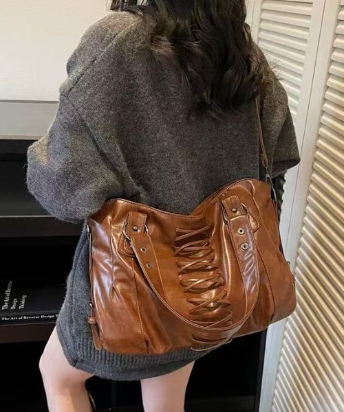 Sibra（シブラ）の「レースアップ風デザイン 2WAYショルダーバッグ（ショルダーバッグ・レディース・ブラウン/キャメル/レッド/ブラック・F）」の14枚目の写真