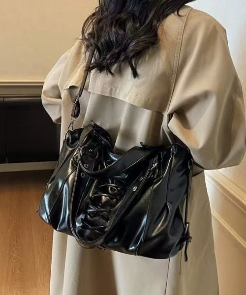 Sibra（シブラ）の「レースアップ風デザイン 2WAYショルダーバッグ（ショルダーバッグ・レディース・ブラウン/キャメル/レッド/ブラック・F）」の12枚目の写真