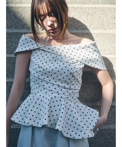 FRAY I.D(フレイアイディー)の「オフショルカラーアシメペプラムトップス(Tシャツ/カットソー・レディース・ブラック/ベージュ/ドット・0/1)」の1枚目の写真