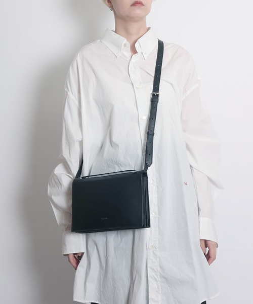 YArKA（ヤーカ）の「【YArKA/ヤーカ】real leather 2way bag [Alnitak10] / 2wayデザインバッグ（ショルダーバッグ・レディース・ブラック・FREE）」の4枚目の写真