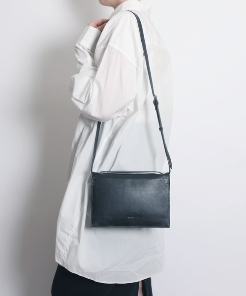 YArKA（ヤーカ）の「【YArKA/ヤーカ】real leather 2way bag [Alnitak10] / 2wayデザインバッグ（ショルダーバッグ・レディース・ブラック・FREE）」の5枚目の写真