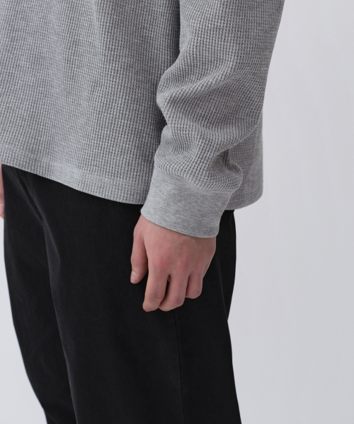 MUSINSA STANDARD（ムシンサスタンダード）の「ワッフルヘンリーネック長袖Tシャツ[ミディアムグレー]（Tシャツ/カットソー・メンズ・その他・SMALL/MEDIUM/LARGE/X-LARGE/2XL/3XL）」の2枚目の写真