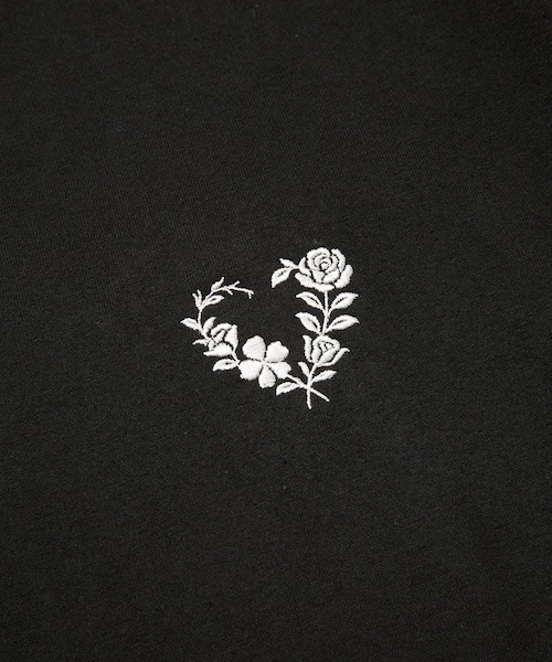 rehacer(レアセル)の「rehacer : Blossom Heart Relax Fit T-shirt / ブロッサムハート リラックス フィットTシャツ(Tシャツ/カットソー・レディース・ブラック/ホワイト・SMALL)」の6枚目の写真
