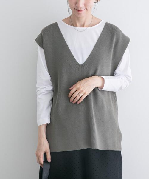 ITEMS URBANRESEARCH(アイテムズ アーバンリサーチ)の「ロングTシャツ×ニットベストセット(ニット/セーター・レディース・カーキ/チャコールグレー/ホワイト・FREE)」の3枚目の写真