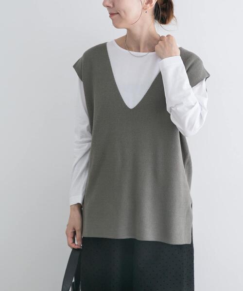 ITEMS URBANRESEARCH(アイテムズ アーバンリサーチ)の「ロングTシャツ×ニットベストセット(ニット/セーター・レディース・カーキ/チャコールグレー/ホワイト・FREE)」の4枚目の写真