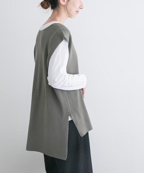 ITEMS URBANRESEARCH(アイテムズ アーバンリサーチ)の「ロングTシャツ×ニットベストセット(ニット/セーター・レディース・カーキ/チャコールグレー/ホワイト・FREE)」の5枚目の写真
