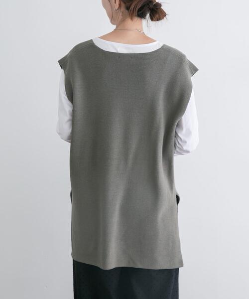 ITEMS URBANRESEARCH(アイテムズ アーバンリサーチ)の「ロングTシャツ×ニットベストセット(ニット/セーター・レディース・カーキ/チャコールグレー/ホワイト・FREE)」の6枚目の写真
