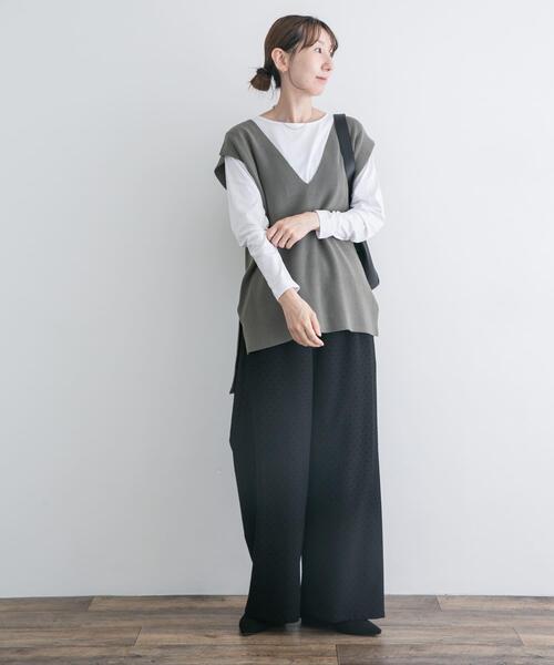 ITEMS URBANRESEARCH(アイテムズ アーバンリサーチ)の「ロングTシャツ×ニットベストセット(ニット/セーター・レディース・カーキ/チャコールグレー/ホワイト・FREE)」の7枚目の写真